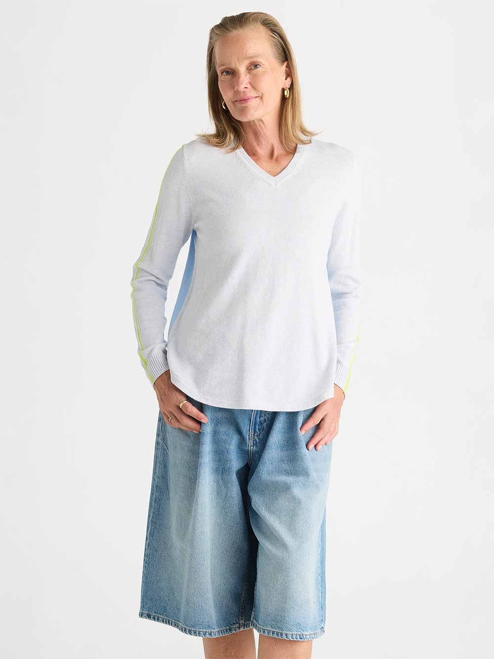 Rounded Bottom Vee Lightweight Knit - CLEAR SKY