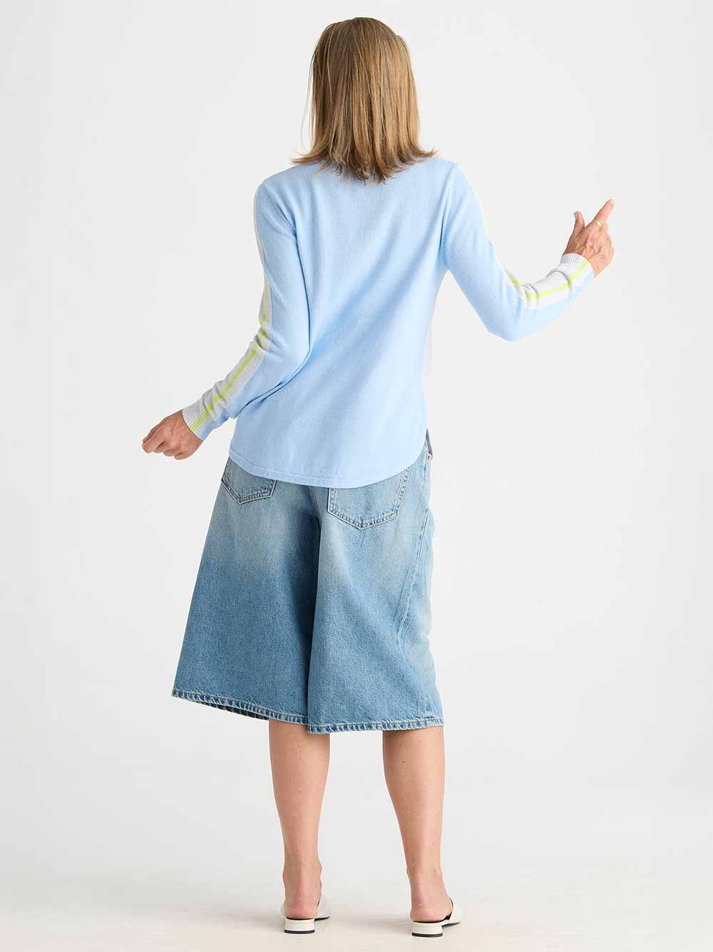 Rounded Bottom Vee Lightweight Knit - CLEAR SKY