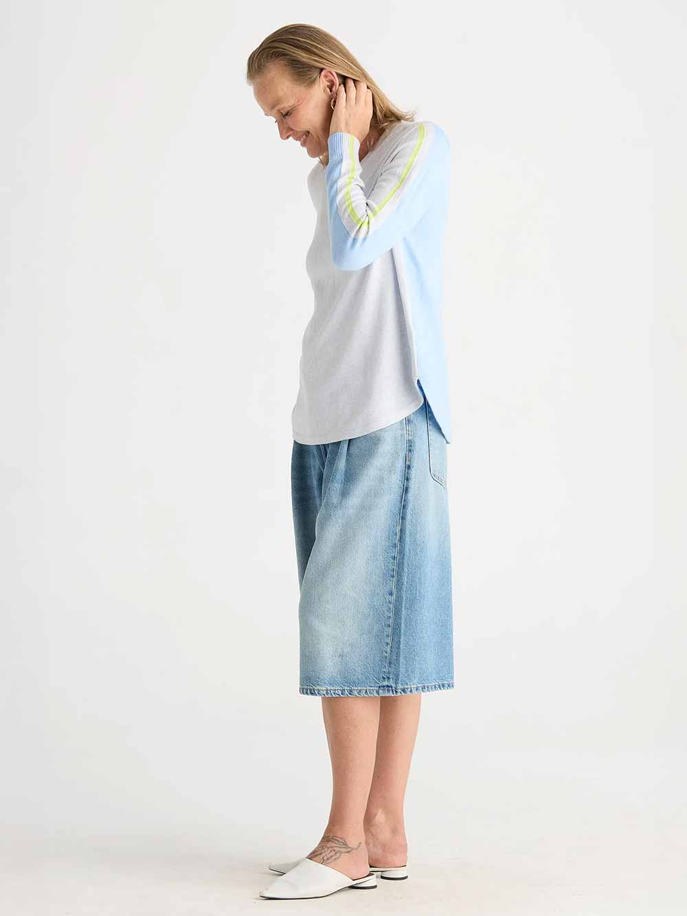 Rounded Bottom Vee Lightweight Knit - CLEAR SKY